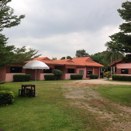 โพธิ์ทองริมทุ่ง Pothong Rimtung Hotel Fang Exterior foto