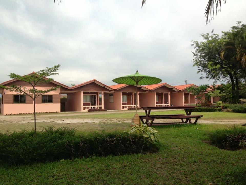 โพธิ์ทองริมทุ่ง Pothong Rimtung Hotel Fang Exterior foto